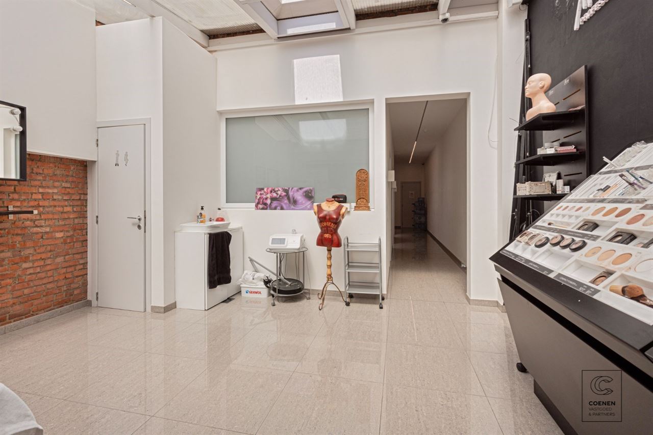 Prachtige handelsruimte met een bruikbare oppervlakte van 355 m² op een SCHITTERENDE locatie te Berchem!