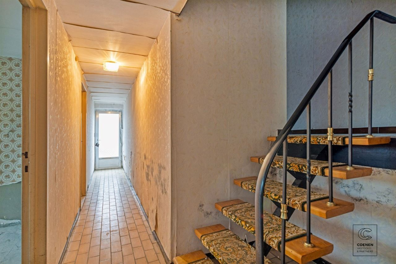 Te renoveren woning met 4 à 5 slpk' s, 236 m² bew. opp. op perceel van 3.990 m²!