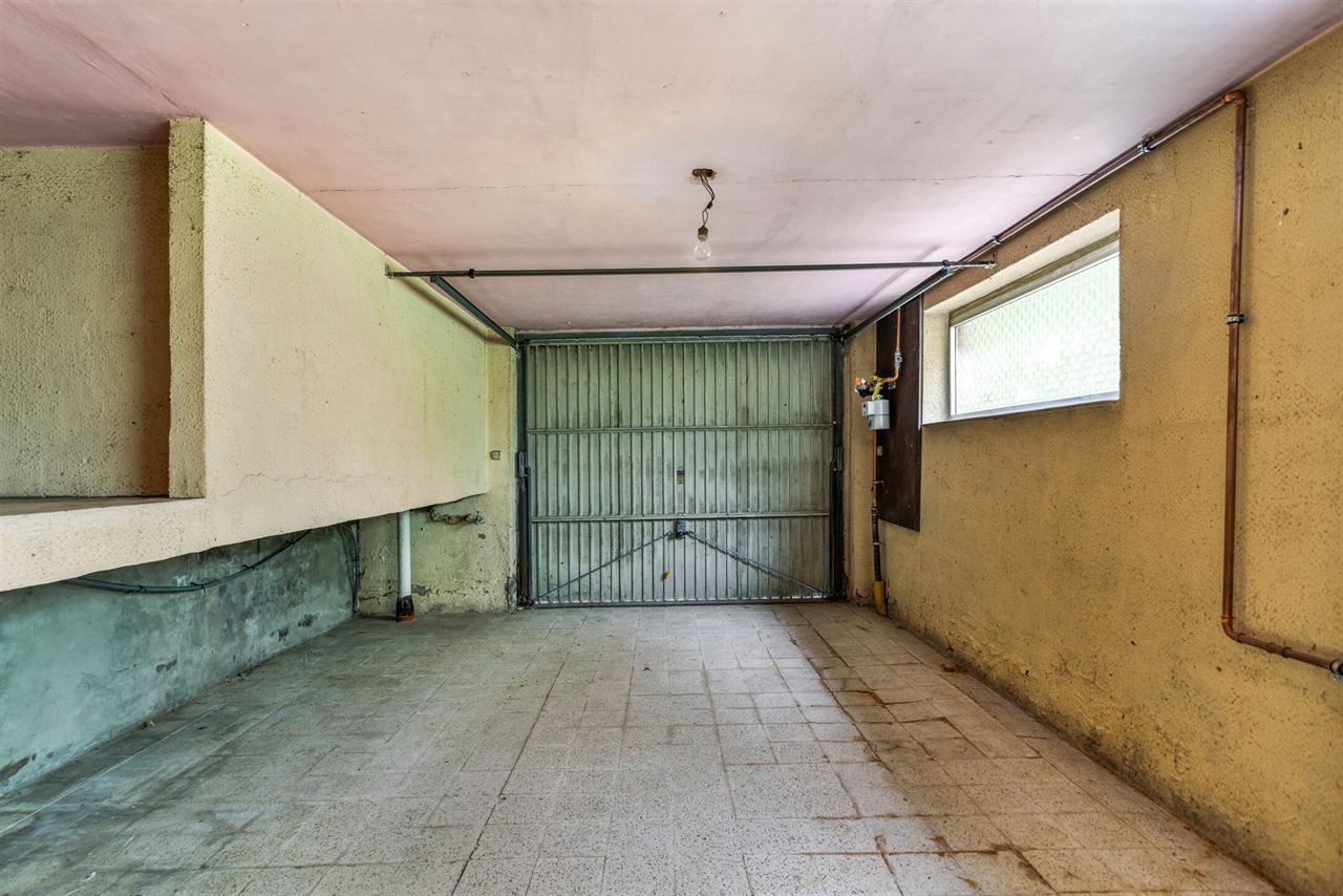 Te renoveren woning met 4 à 5 slaapkamers op 3.990 m²!