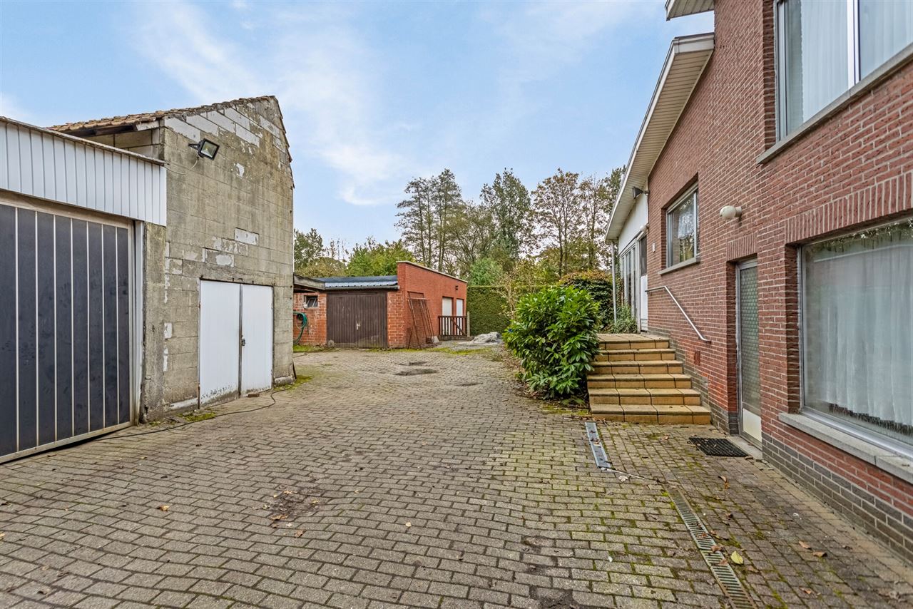 Te renoveren woning met 4 à 5 slaapkamers op 3.990 m²!