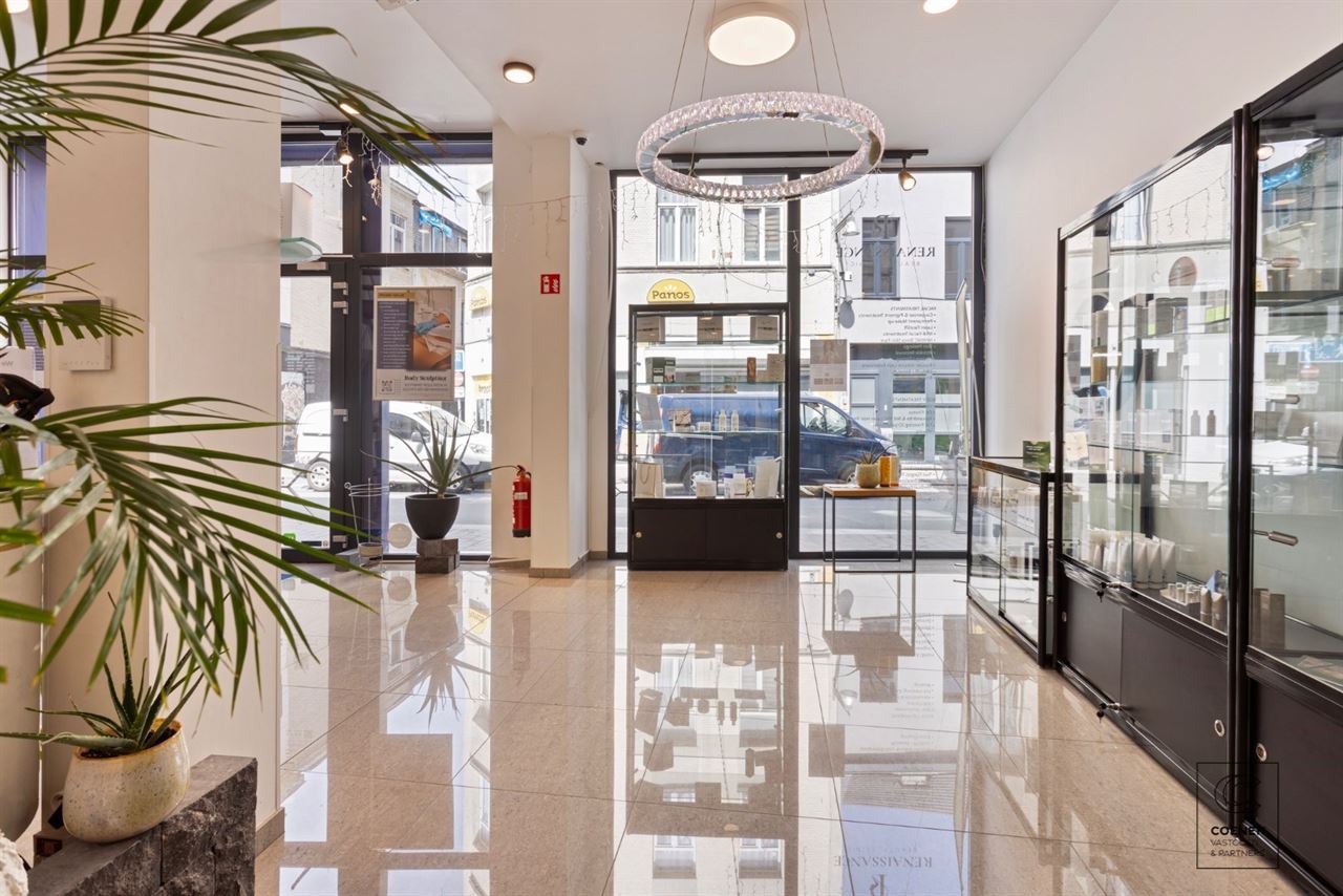 Prachtige handelsruimte met een bruikbare oppervlakte van 355 m² op een SCHITTERENDE locatie te Berchem!