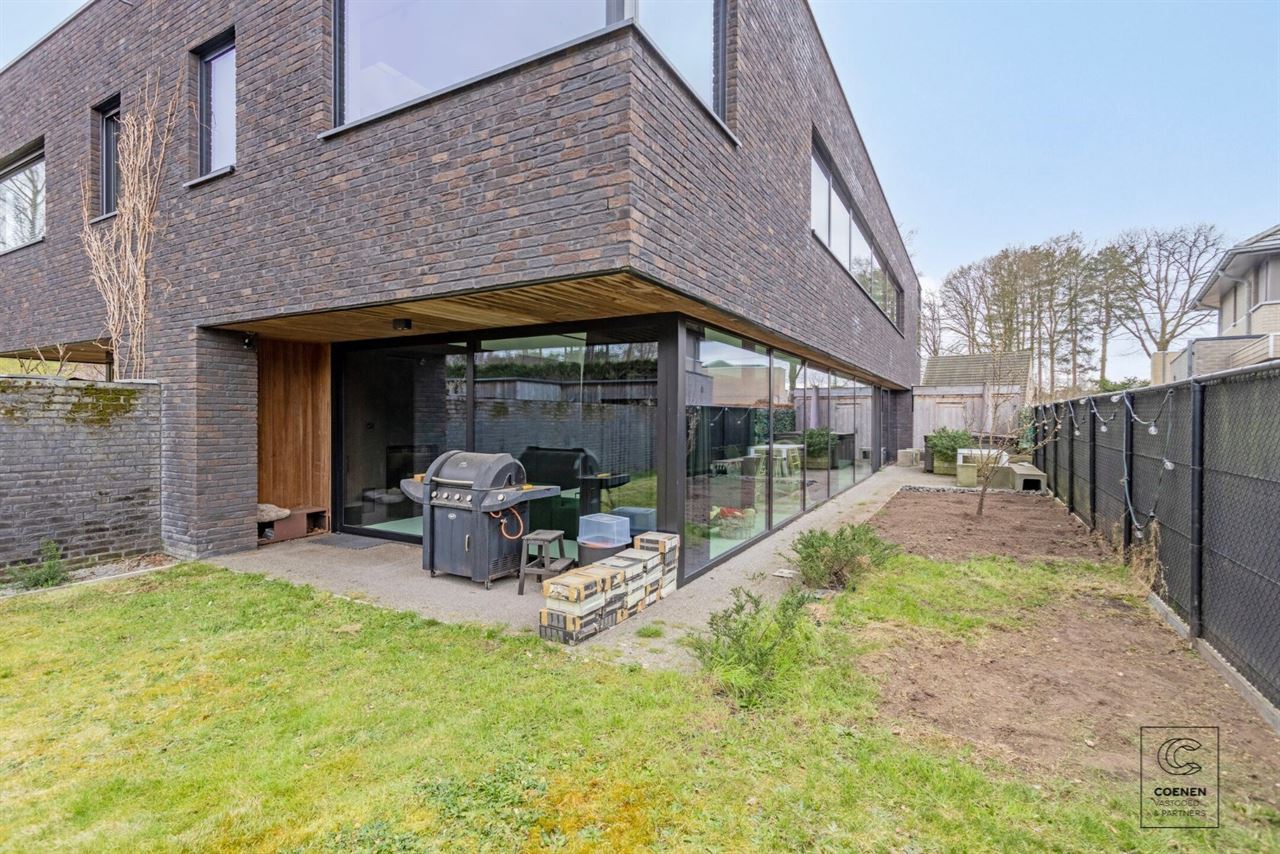 Prachtig en verder af te werken HOB op rustige locatie!
