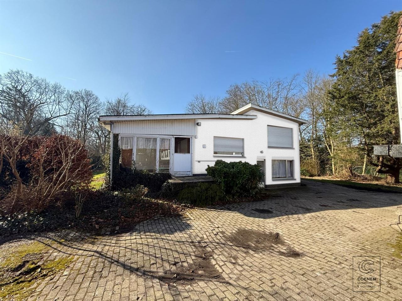 Te renoveren woning met 4 à 5 slpk' s, 236 m² bew. opp. op perceel van 3.990 m²!