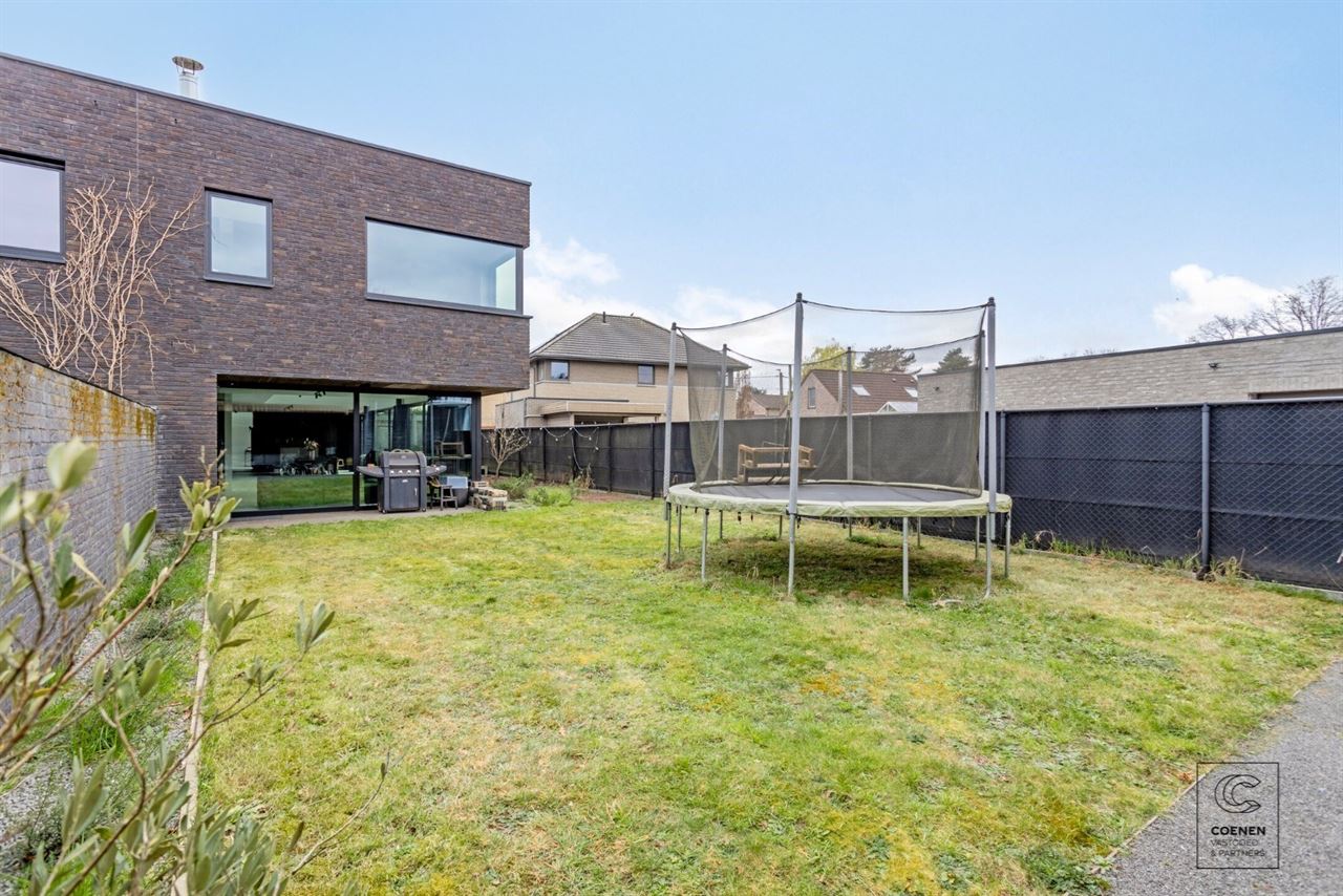 Prachtig en verder af te werken HOB op rustige locatie!