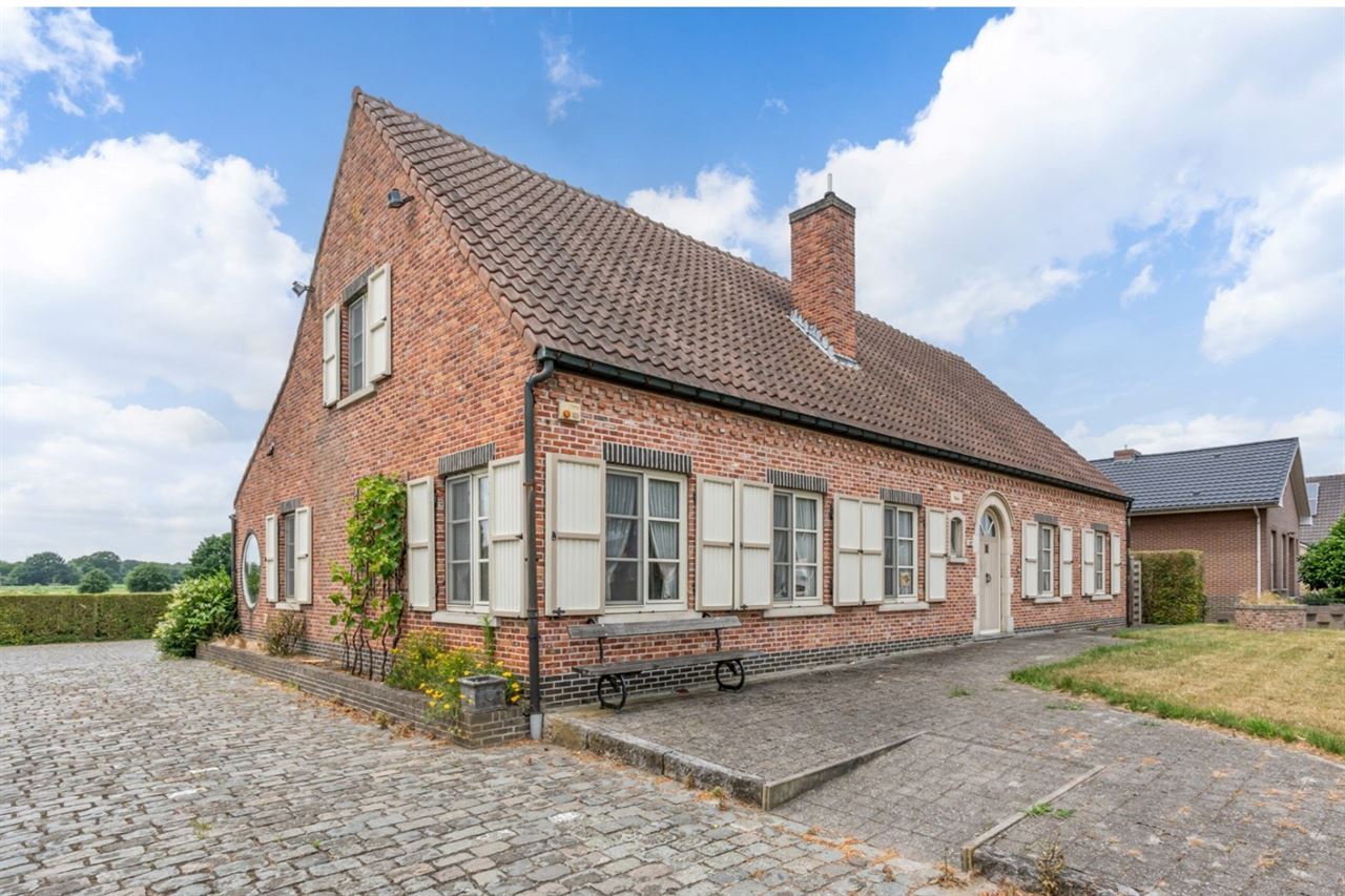 Ruime woning met 5 slpk's en 319 m² bew. opp. te Westerlo!