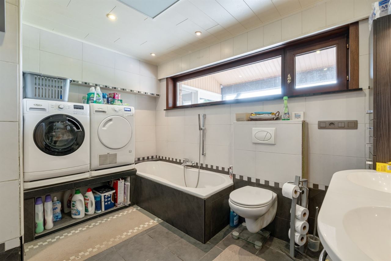 Ruime woning met 5 slpk's en 319 m² bew. opp. te Westerlo!