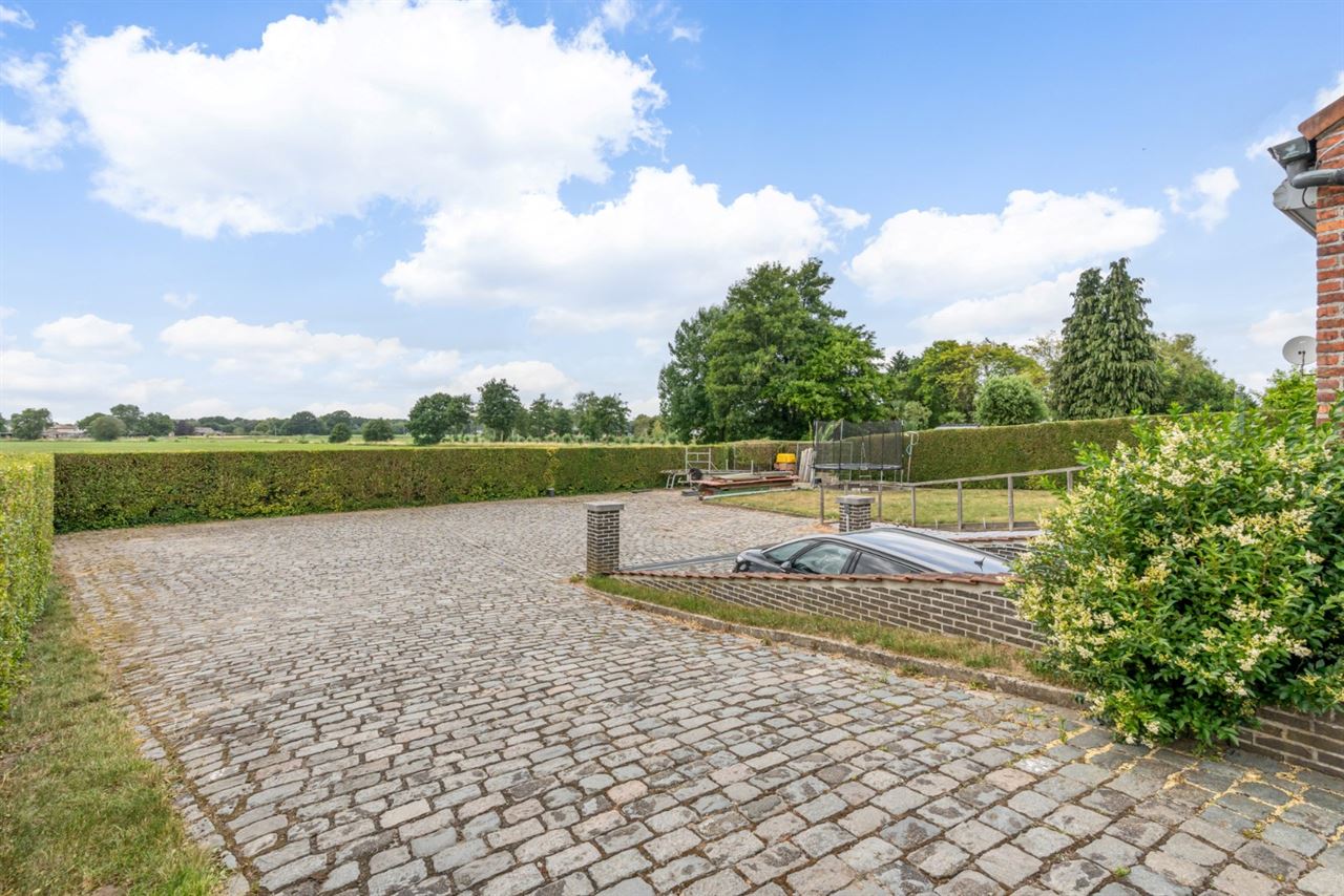Ruime woning met 5 slpk's en 319 m² bew. opp. te Westerlo!