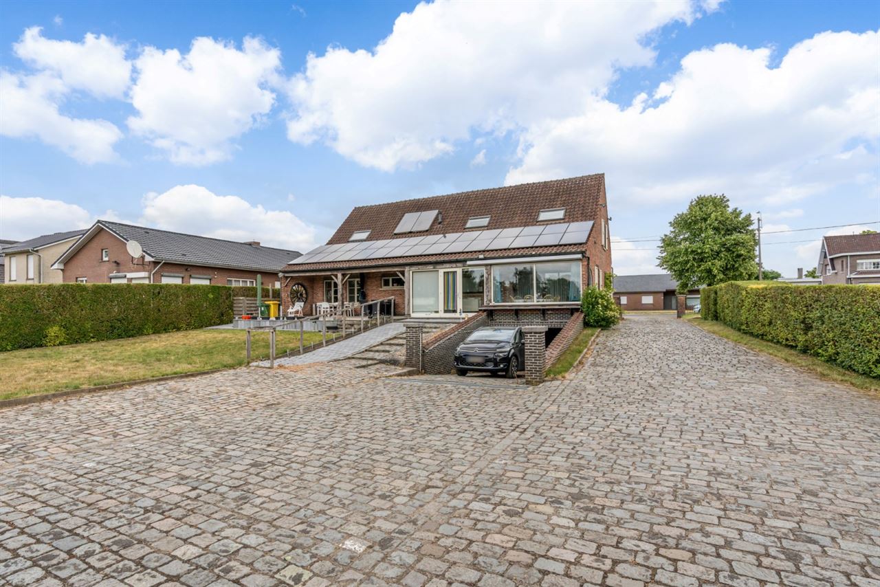 Ruime woning met 5 slpk's en 319 m² bew. opp. te Westerlo!