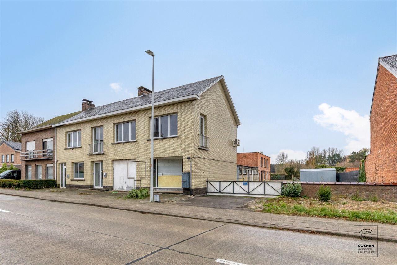 Te renoveren app. met handelsruimte op een gunstige locatie!