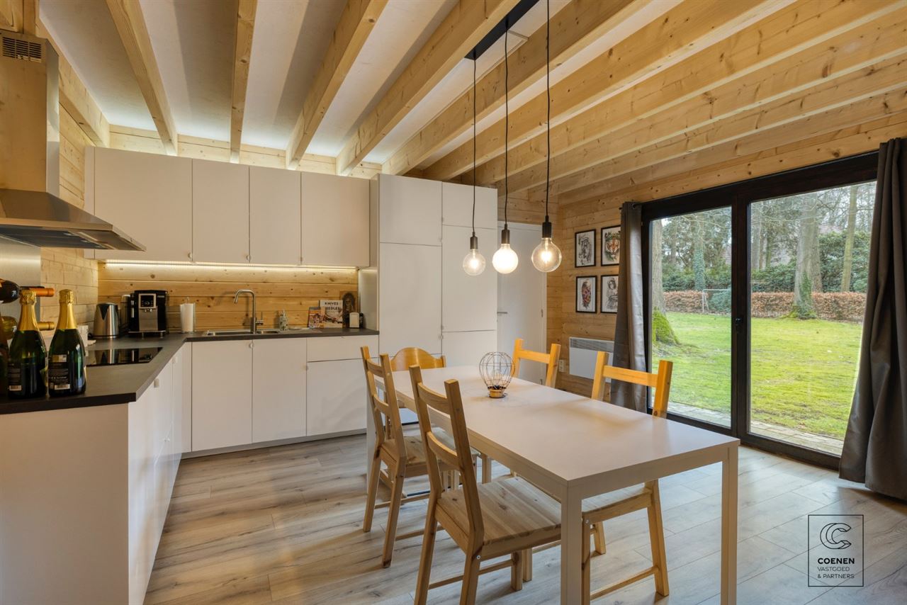 Lichtrijke en ruime villa van 338 m² met ingebouwd zwembad!
