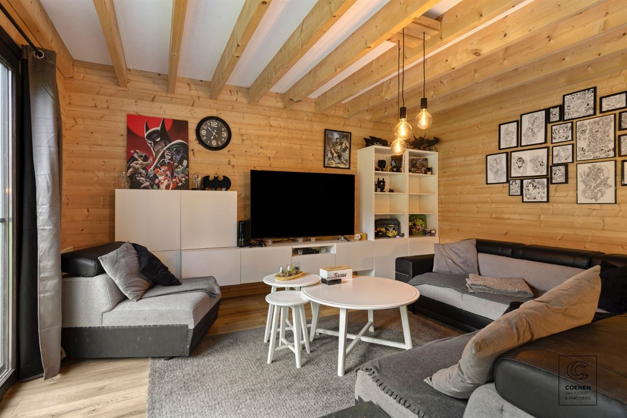 Lichtrijke en ruime villa van 338 m² met ingebouwd zwembad!