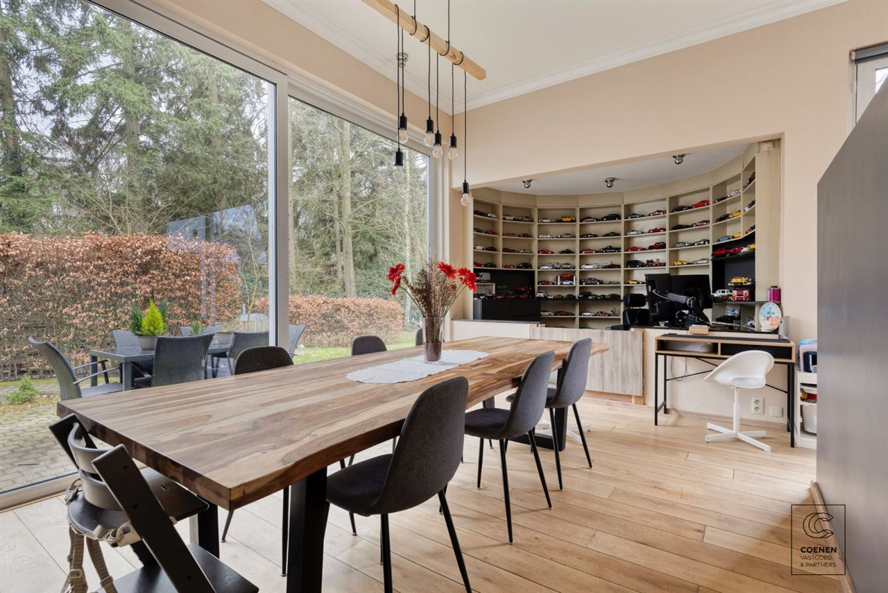 Lichtrijke en ruime villa van 338 m² met ingebouwd zwembad!