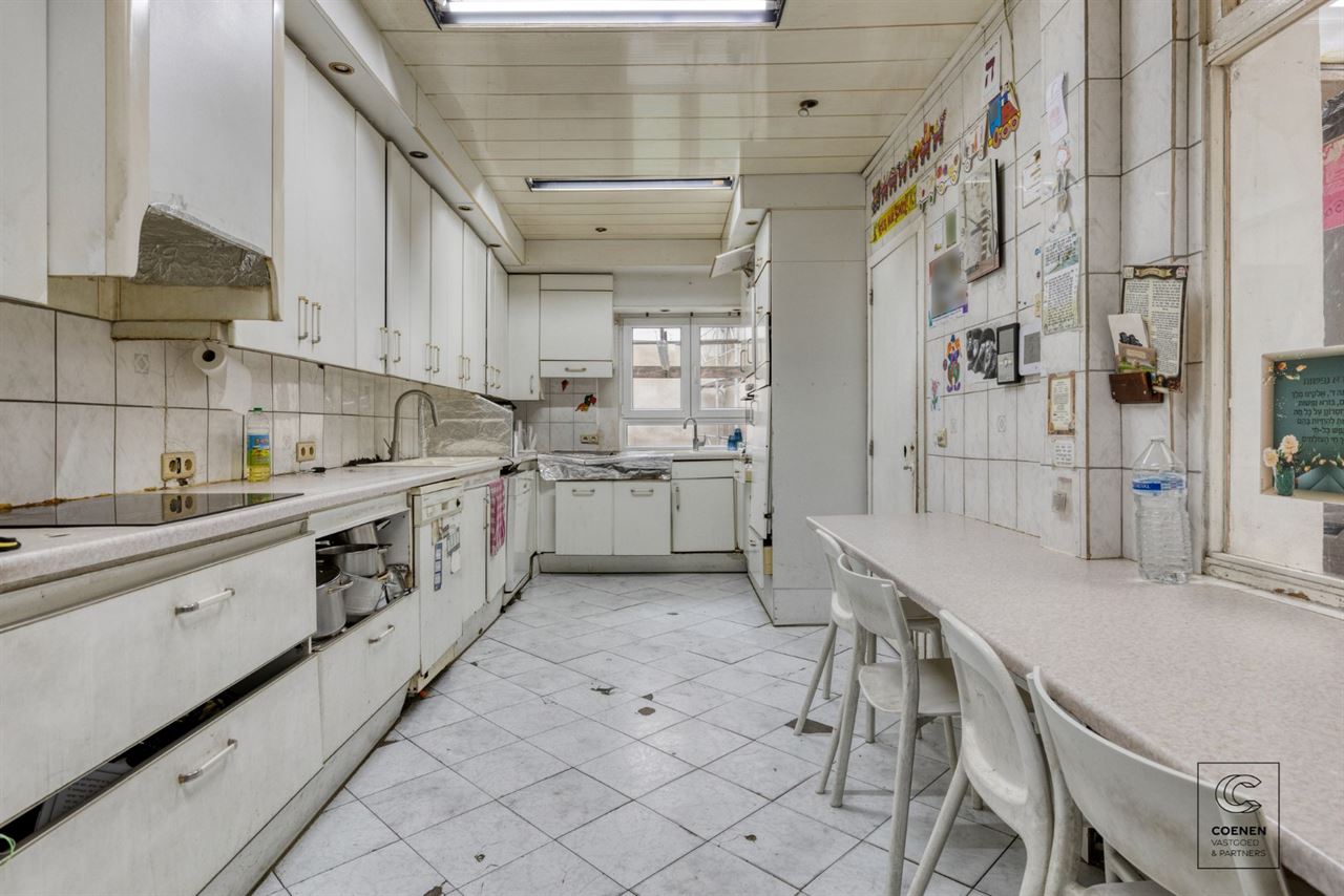 Te renoveren herenwoning met een bew. opp. van 248m²!