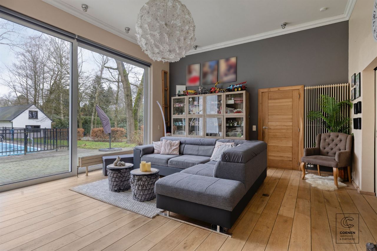 Lichtrijke en ruime villa van 338 m² met ingebouwd zwembad!