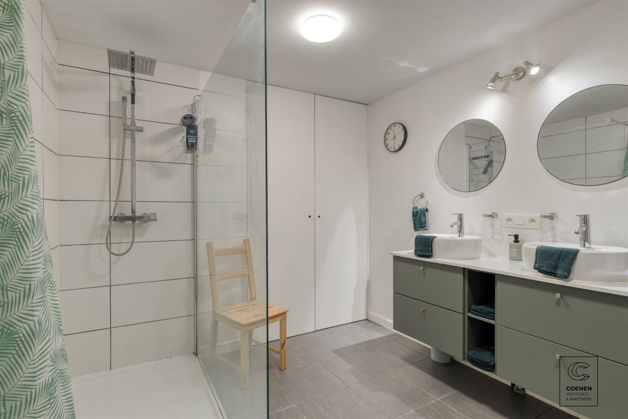 Lichtrijke en ruime villa van 338 m² met ingebouwd zwembad!