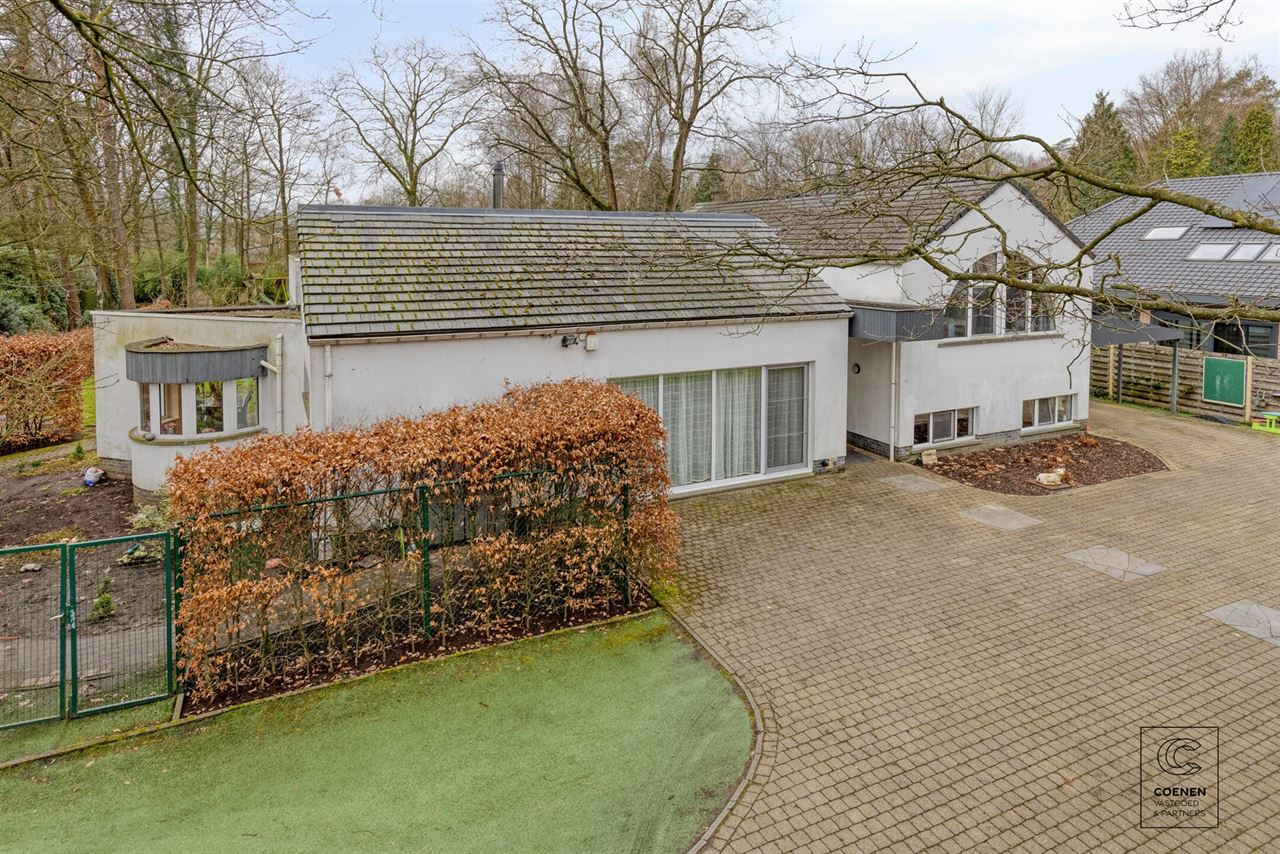 Lichtrijke en ruime villa van 338 m² met ingebouwd zwembad!