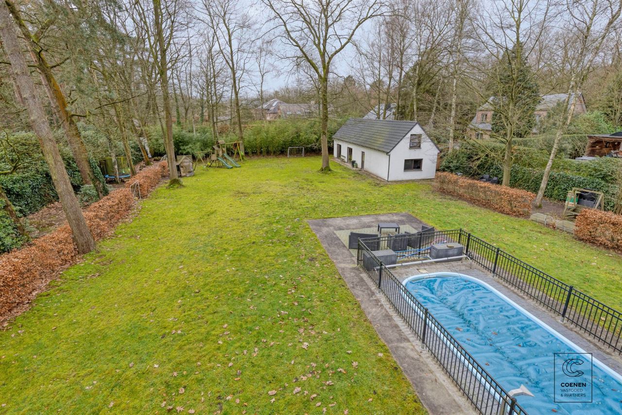 Lichtrijke en ruime villa van 338 m² met ingebouwd zwembad!