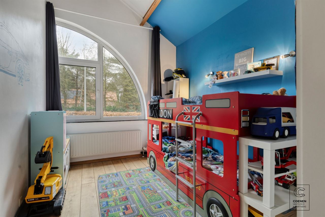 Lichtrijke en ruime villa van 338 m² met ingebouwd zwembad!