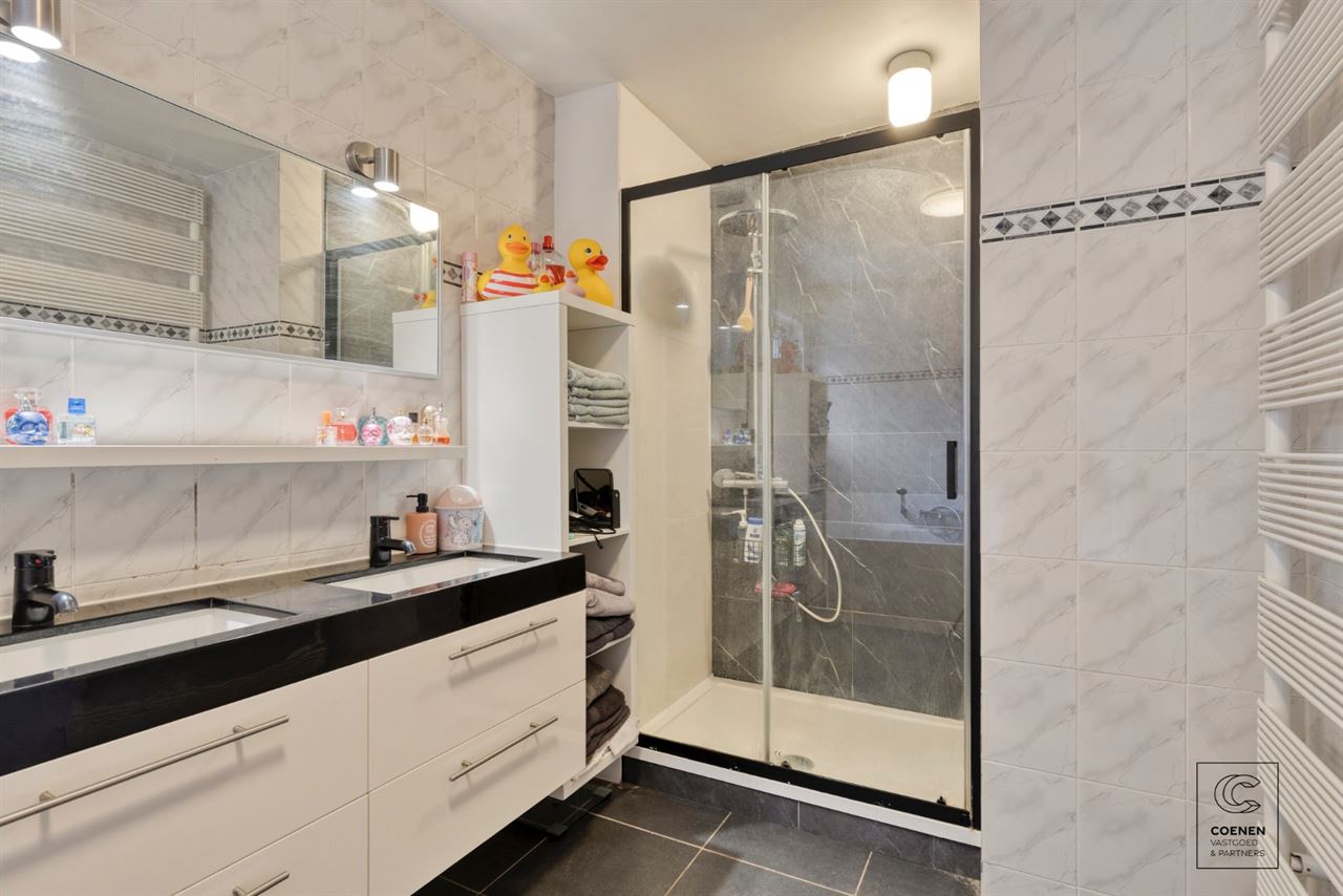 Lichtrijke en ruime villa van 338 m² met ingebouwd zwembad!