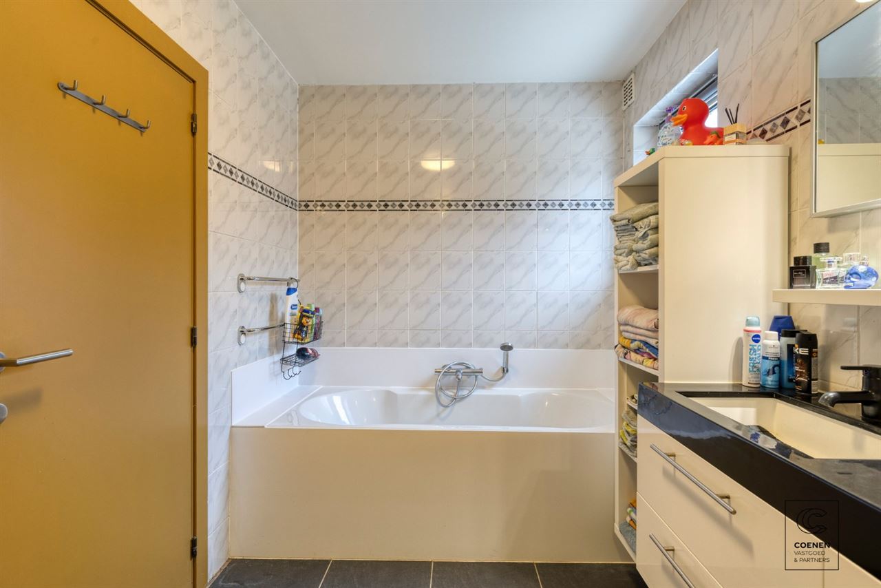 Lichtrijke en ruime villa van 338 m² met ingebouwd zwembad!