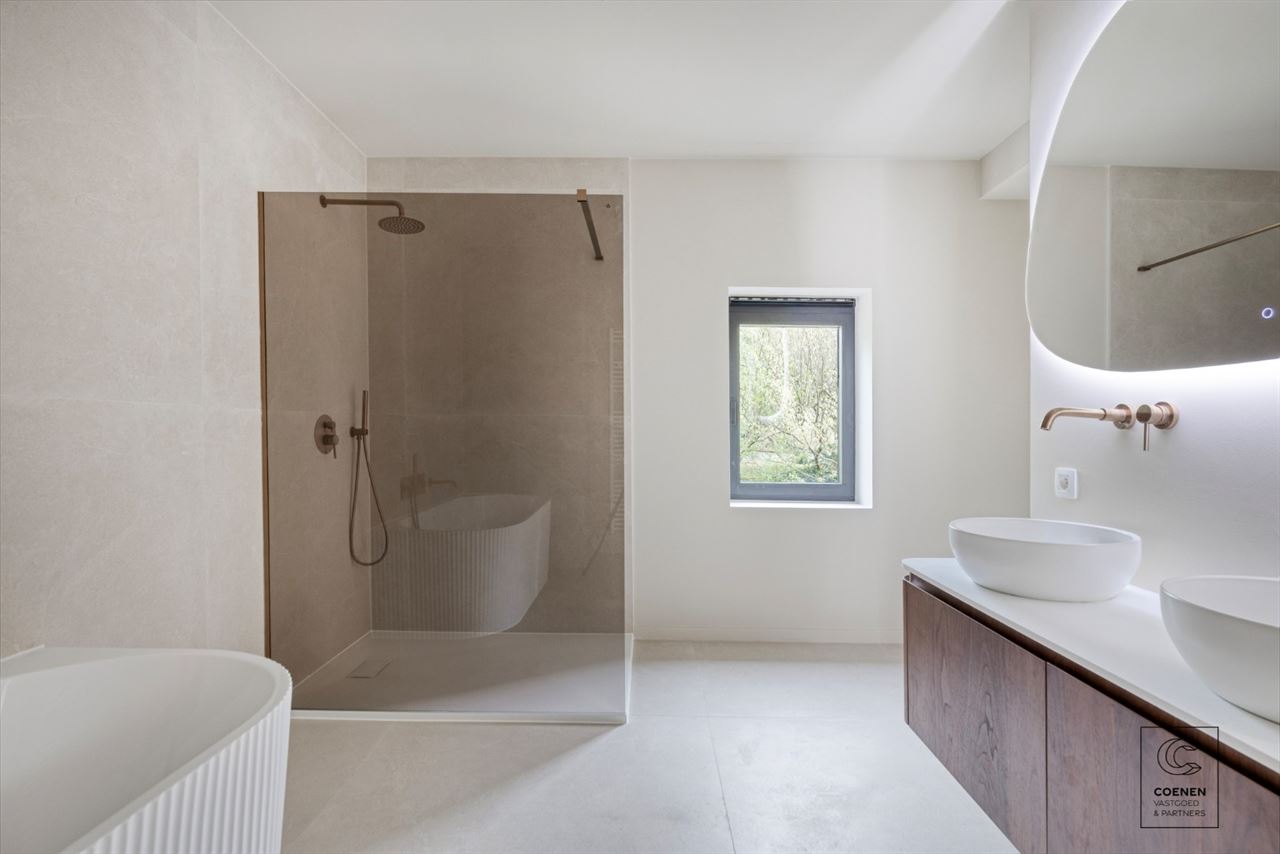 Prachtig gerenoveerde woning met 4 slpk's en riante tuin!