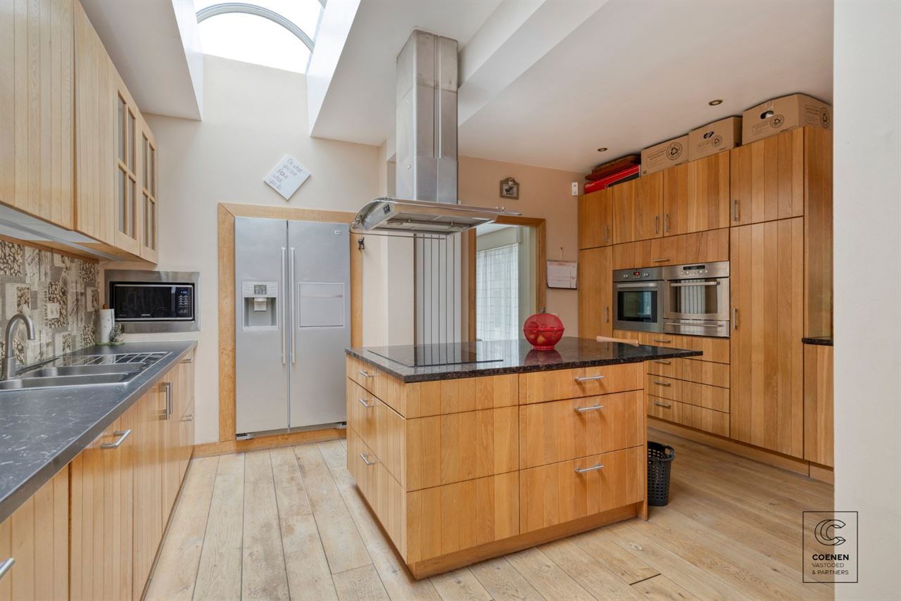Lichtrijke en ruime villa van 338 m² met ingebouwd zwembad!