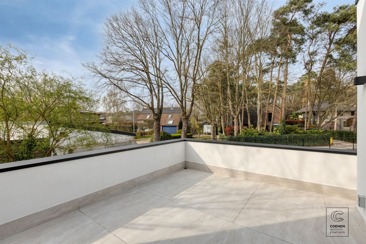 Prachtig gerenoveerde woning met 4 slpk's en riante tuin!