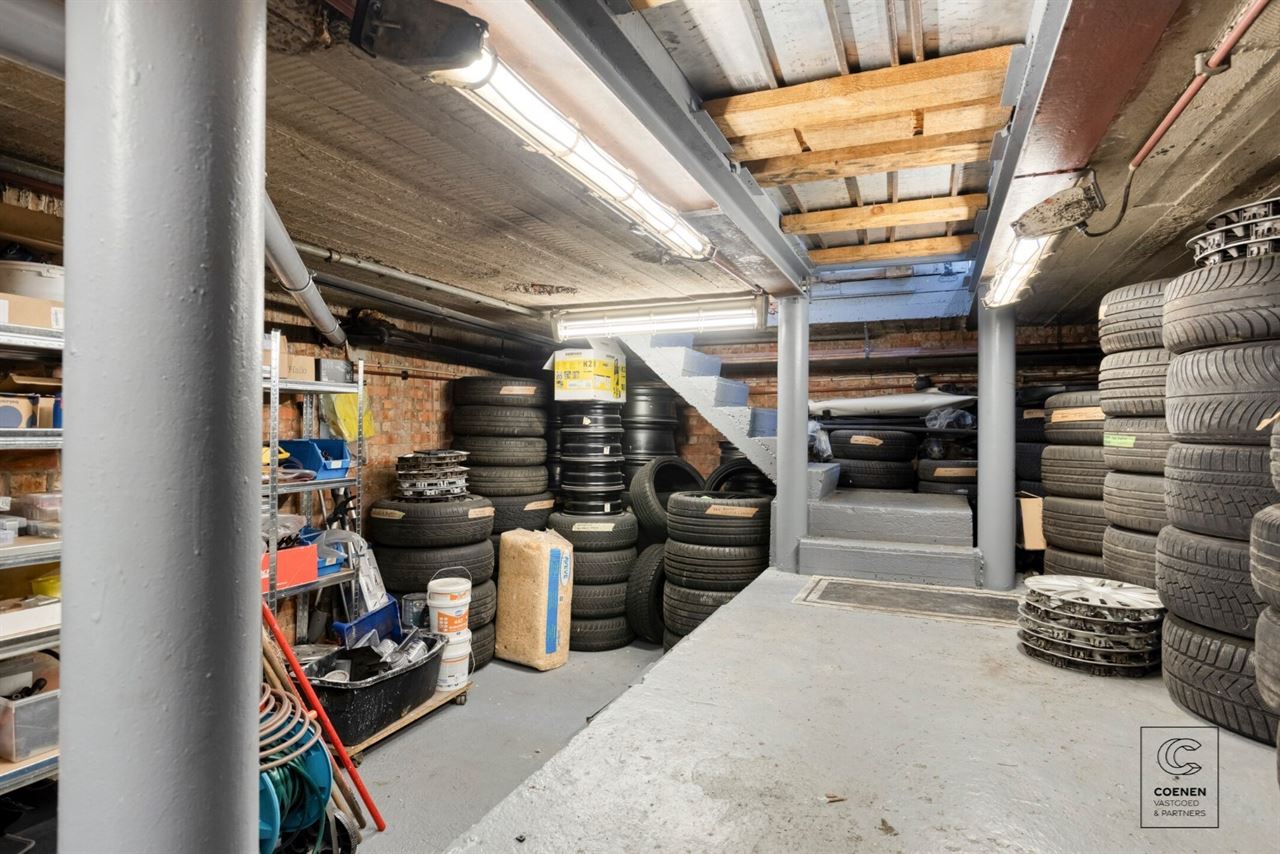 Commercieel pand/garage op uitstekende locatie te Deurne!