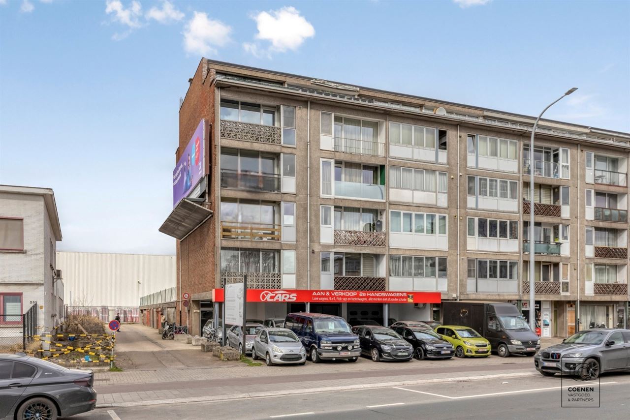 Commercieel pand/garage op uitstekende locatie te Deurne!