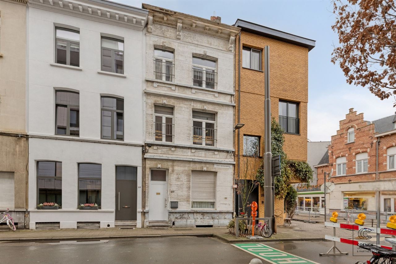 Te renoveren herenwoning met een bew. opp. van 248m²!