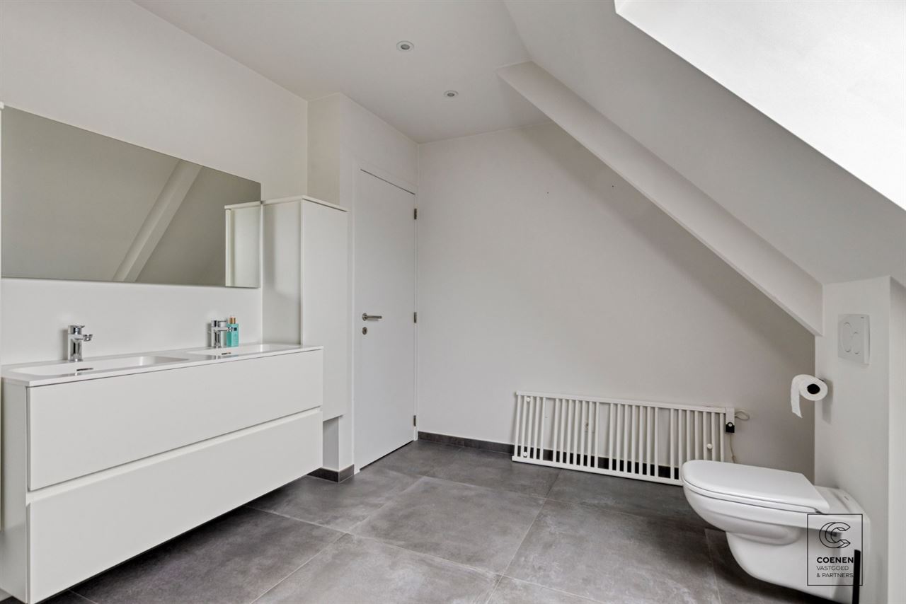 Instapklare woning met 5 slpks, tuin met zwembad te Oelegem!