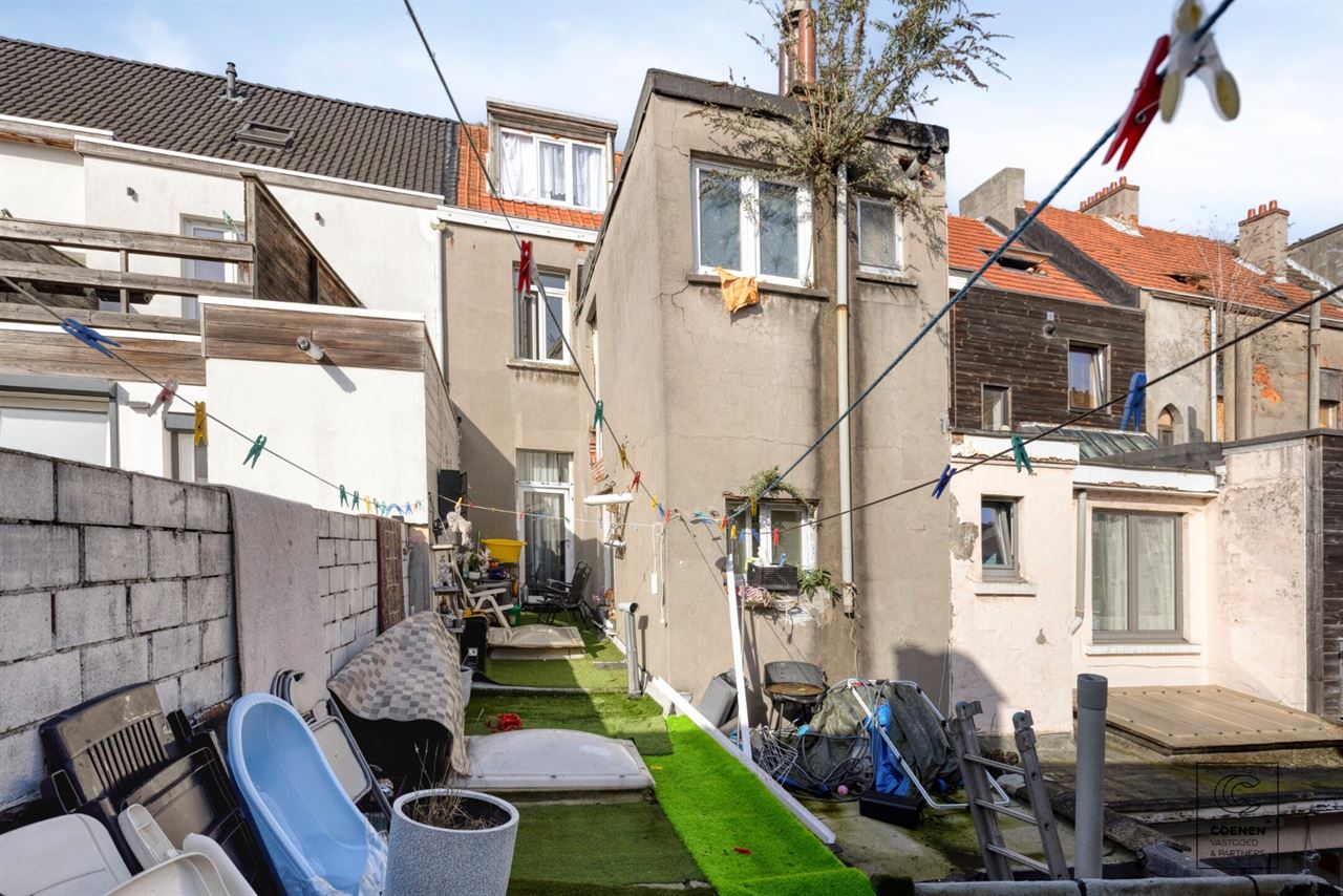 Handelswoning, momenteel ingericht als handelsruimte en 2 app. op goede ligging te Antwerpen!