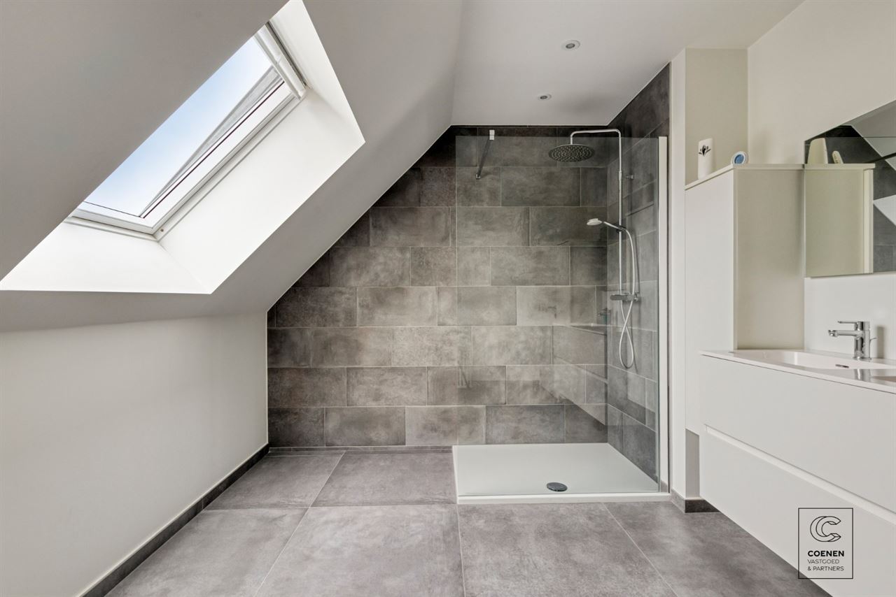Instapklare woning met 5 slpks, tuin met zwembad te Oelegem!