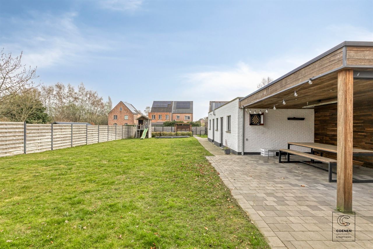 Instapklare woning met 5 slpks, tuin met zwembad te Oelegem!