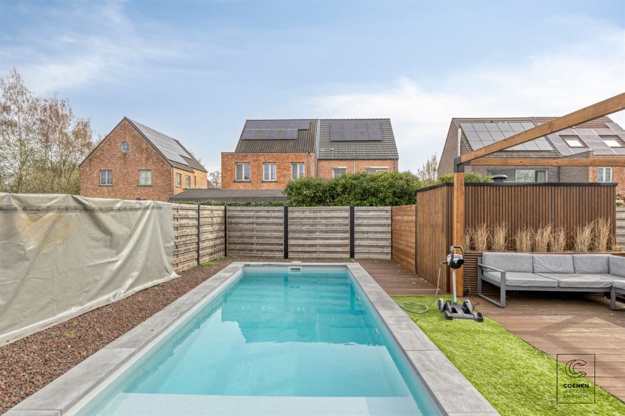 Instapklare woning met 5 slpks, tuin met zwembad te Oelegem!