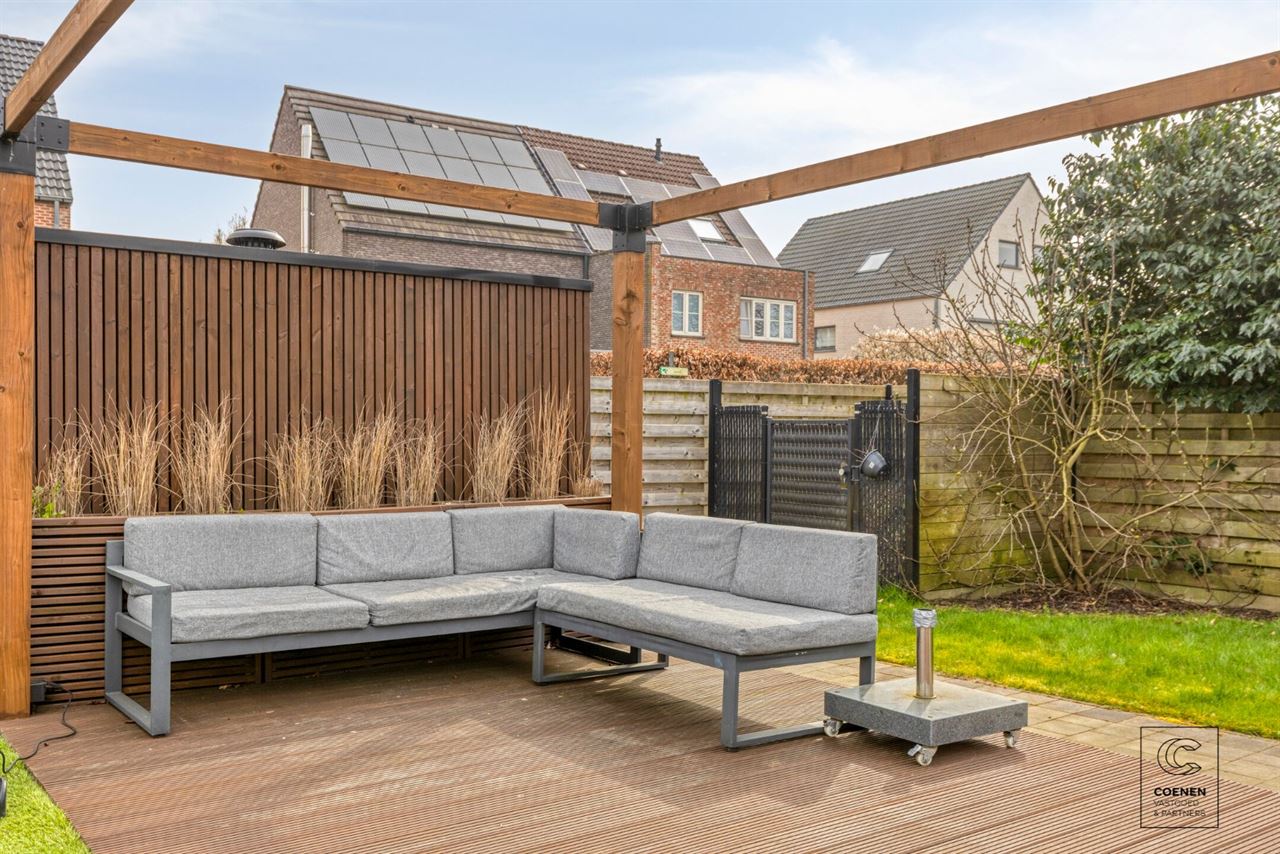 Instapklare woning met 5 slpks, tuin met zwembad te Oelegem!