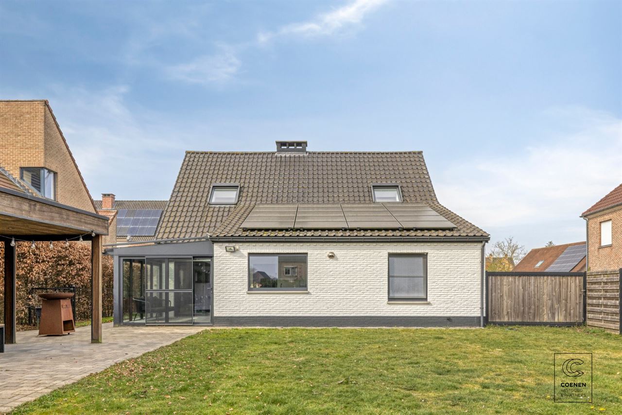 Instapklare woning met 5 slpks, tuin met zwembad te Oelegem!