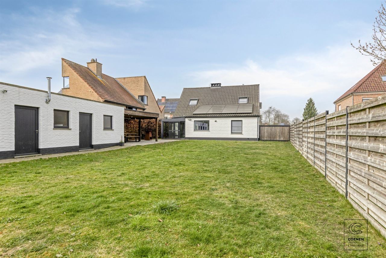 Instapklare woning met 5 slpks, tuin met zwembad te Oelegem!