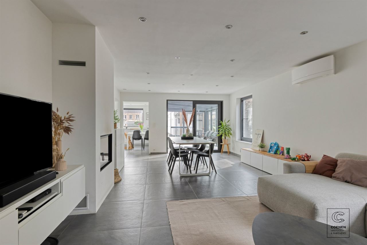 Instapklare woning met 5 slpks, tuin met zwembad te Oelegem!