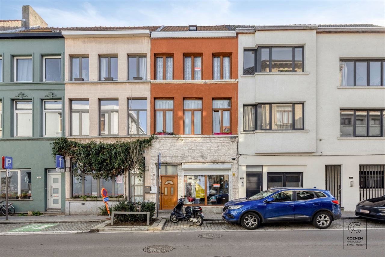 Handelswoning, momenteel ingericht als handelsruimte en 2 app. op goede ligging te Antwerpen!