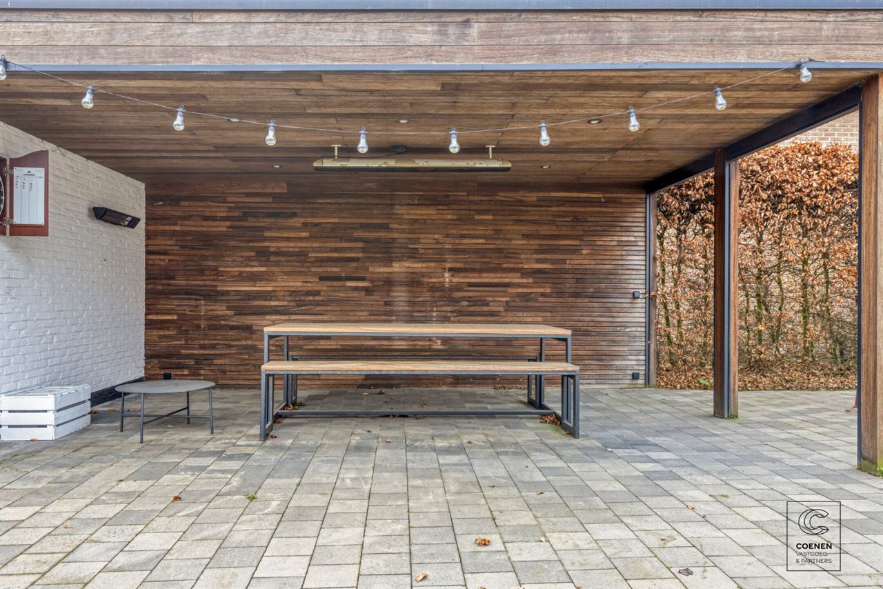 Instapklare woning met 5 slpks, tuin met zwembad te Oelegem!