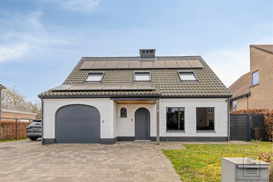 Instapklare woning met 5 slpks, tuin met zwembad te Oelegem!