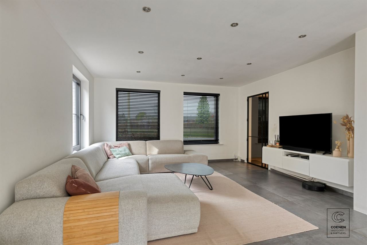 Instapklare woning met 5 slpks, tuin met zwembad te Oelegem!