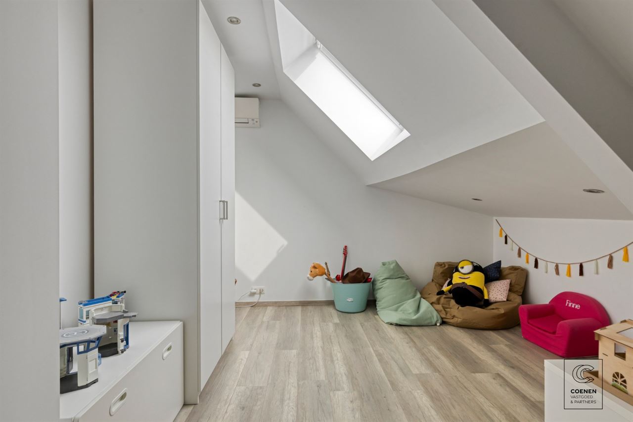 Instapklare woning met 5 slpks, tuin met zwembad te Oelegem!