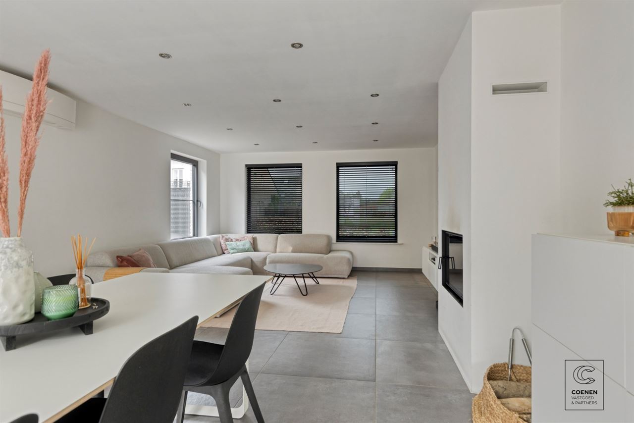 Instapklare woning met 5 slpks, tuin met zwembad te Oelegem!