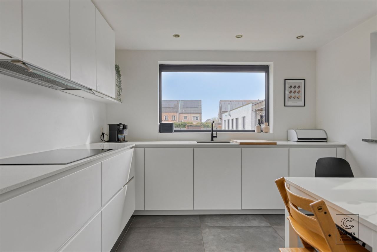Instapklare woning met 5 slpks, tuin met zwembad te Oelegem!