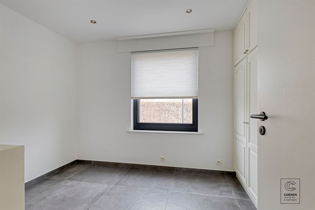 Instapklare woning met 5 slpks, tuin met zwembad te Oelegem!