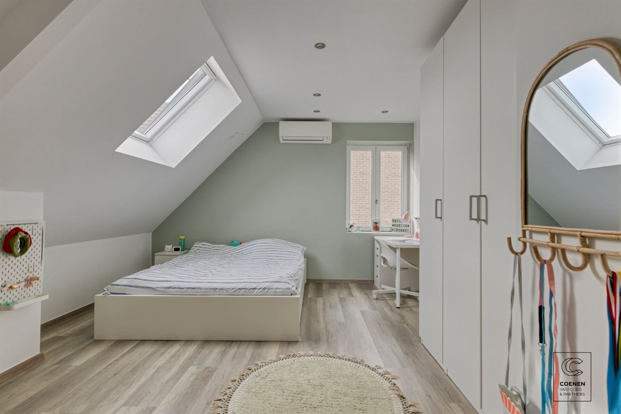 Instapklare woning met 5 slpks, tuin met zwembad te Oelegem!