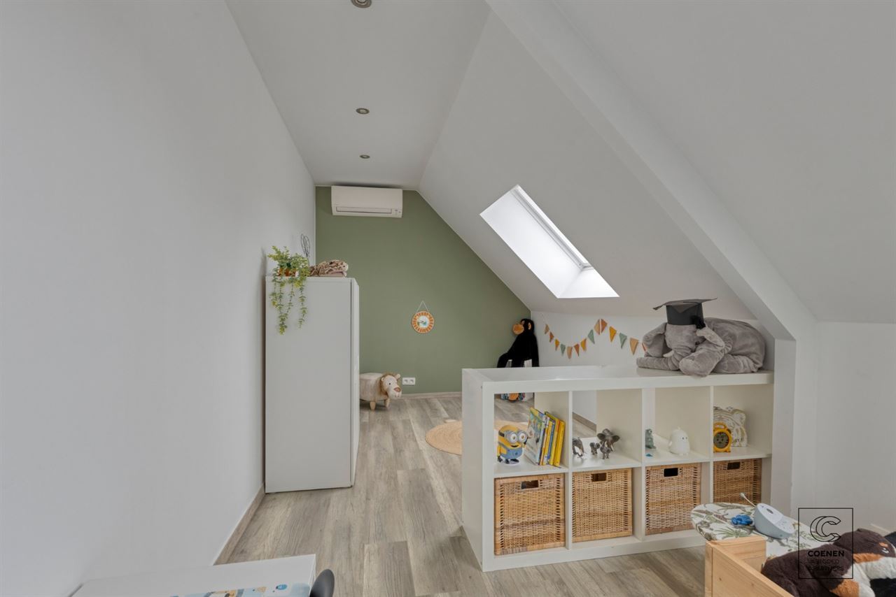 Instapklare woning met 5 slpks, tuin met zwembad te Oelegem!