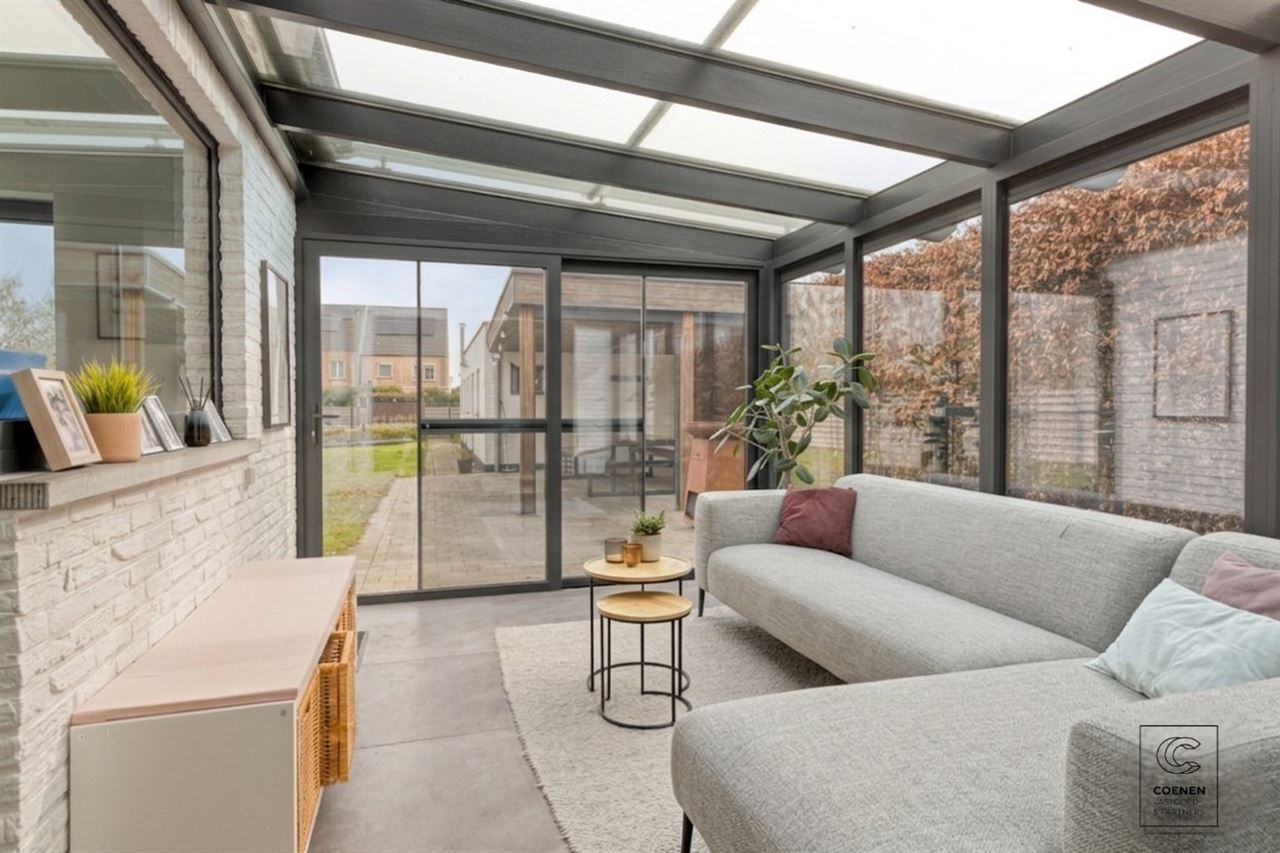 Instapklare woning met 5 slpks, tuin met zwembad te Oelegem!